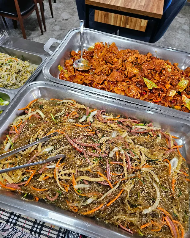 다양한 반찬들이 놓여있는 뷔페 코너