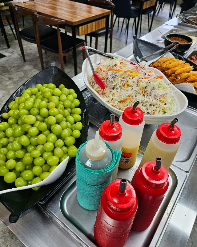 뷔페 코너에 놓인 쌈 채소와 샐러드