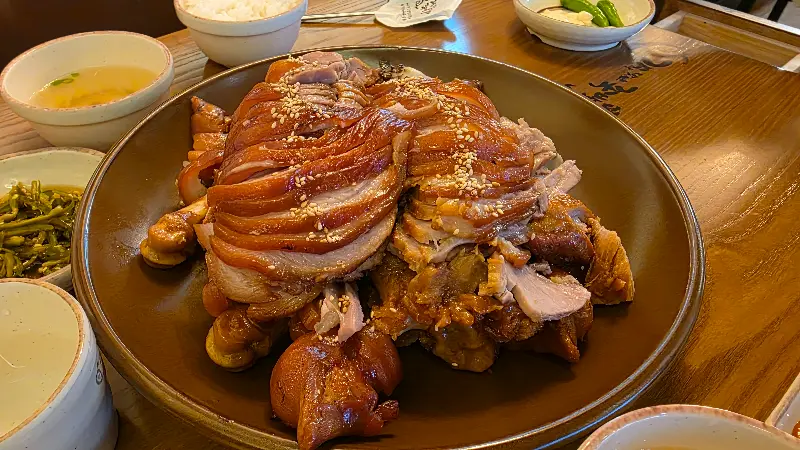 윤기가 흐르는 족발 앞다리살