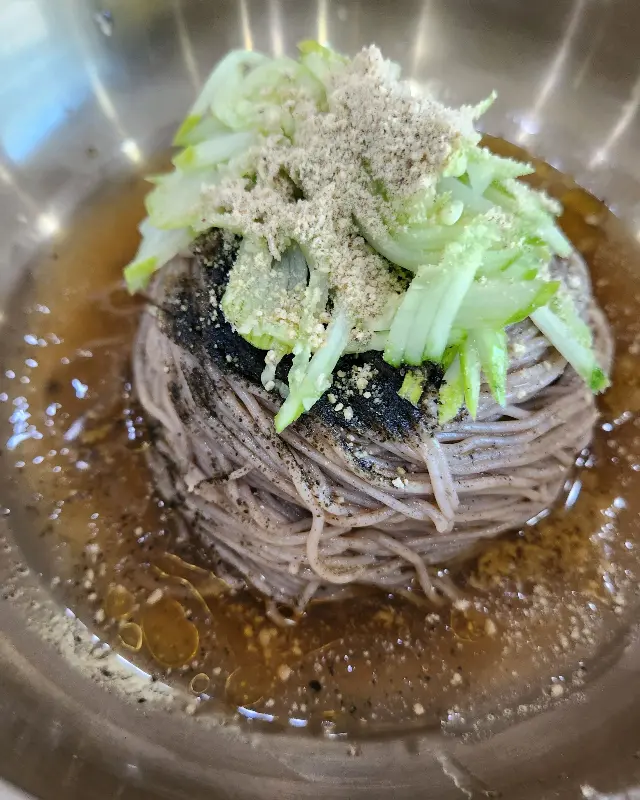 탱글탱글한 면발이 인상적인 물막국수