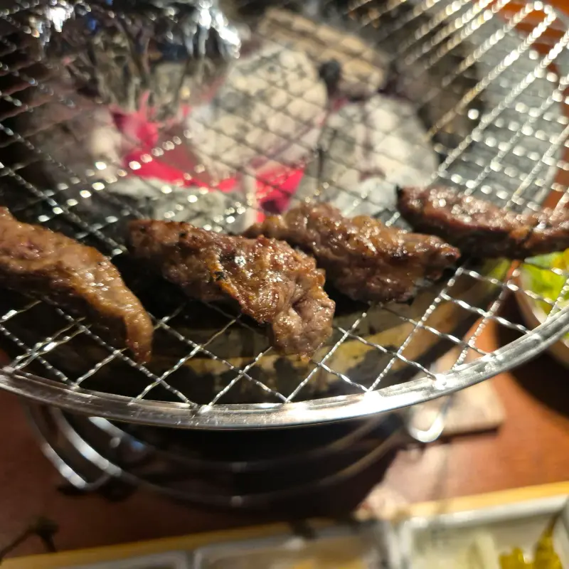 숯불에 구워지는 꼬리