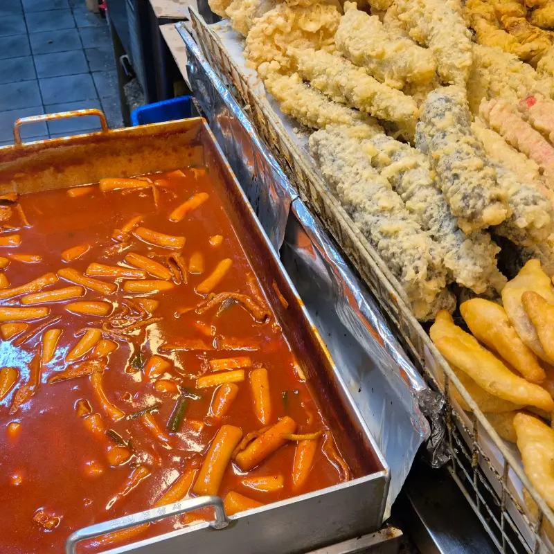 떡볶이와 튀김이 가득한 맹자네 떡볶이