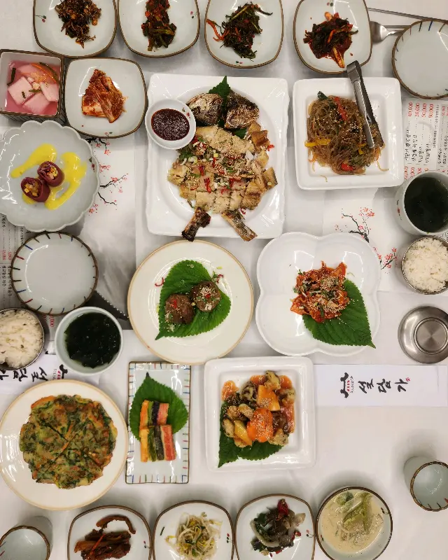 정갈하게 차려진 한 상