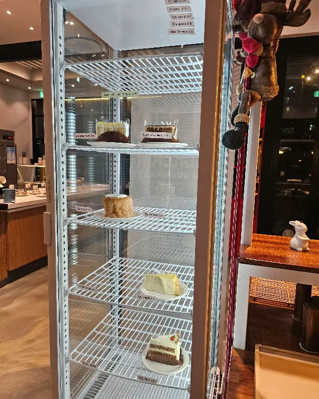쇼케이스 안의 케이크