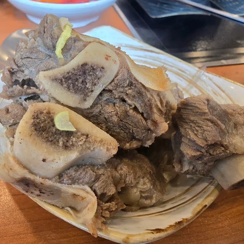 갈비탕에 들어간 푸짐한 고기