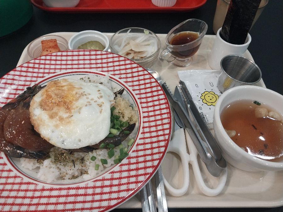 먹음직스러운 불고기 덮밥