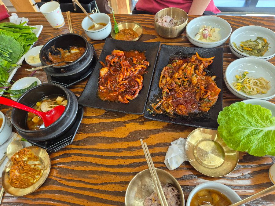 두루치기, 쭈꾸미 볶음, 된장찌개가 차려진 푸짐한 한 상