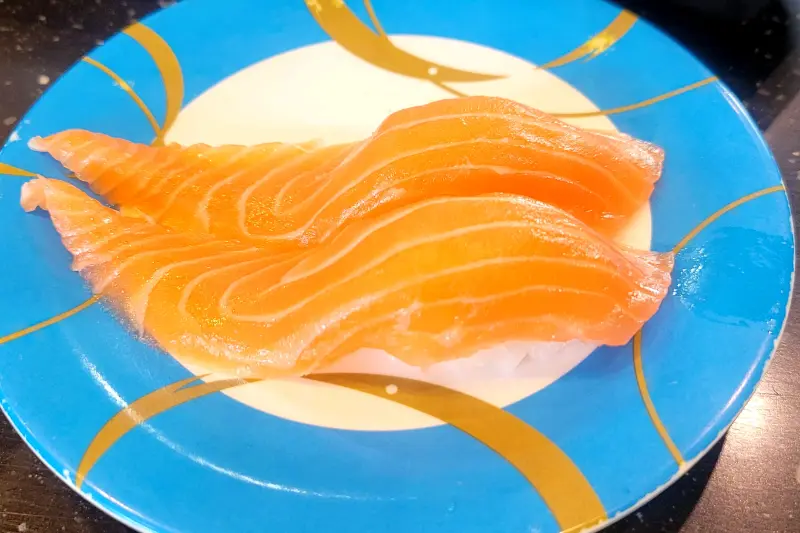 윤기가 흐르는 연어 초밥