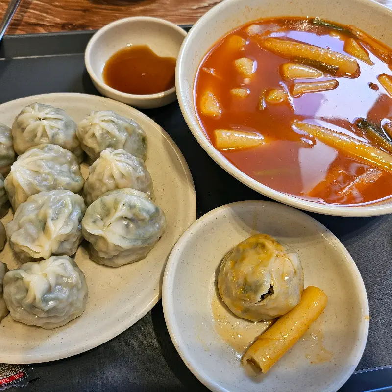 떡볶이 국물에 푹 적셔진 만두