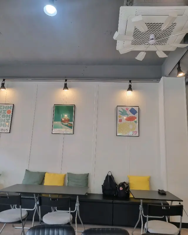 모코 카페 내부 인테리어