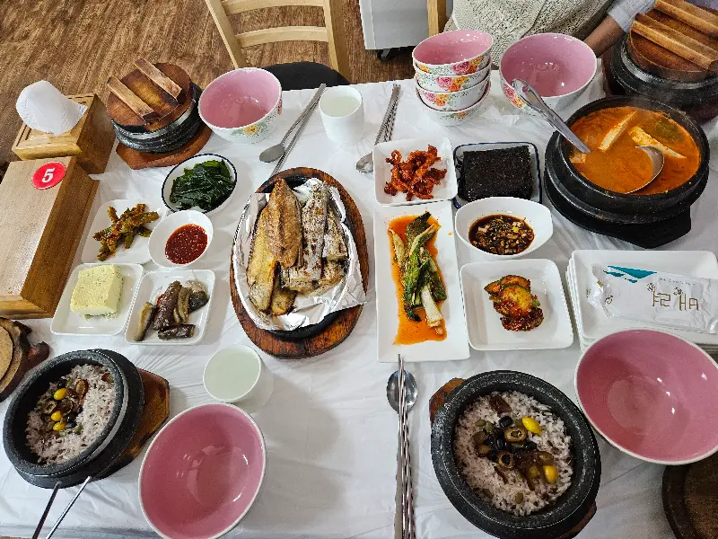 돌솥밥과 푸짐한 한상차림