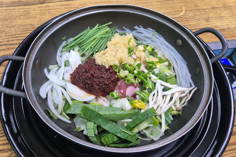 돼지찌개에 푸짐하게 들어간 재료들