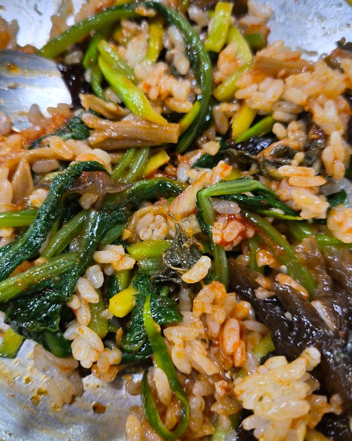 비빔밥을 맛있게 비빈 후 클로즈업한 모습