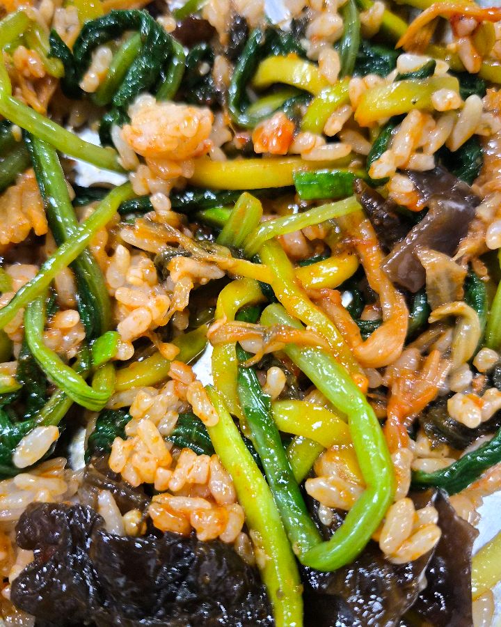 싱싱한 나물들이 듬뿍 들어간 비빔밥의 클로즈업 샷