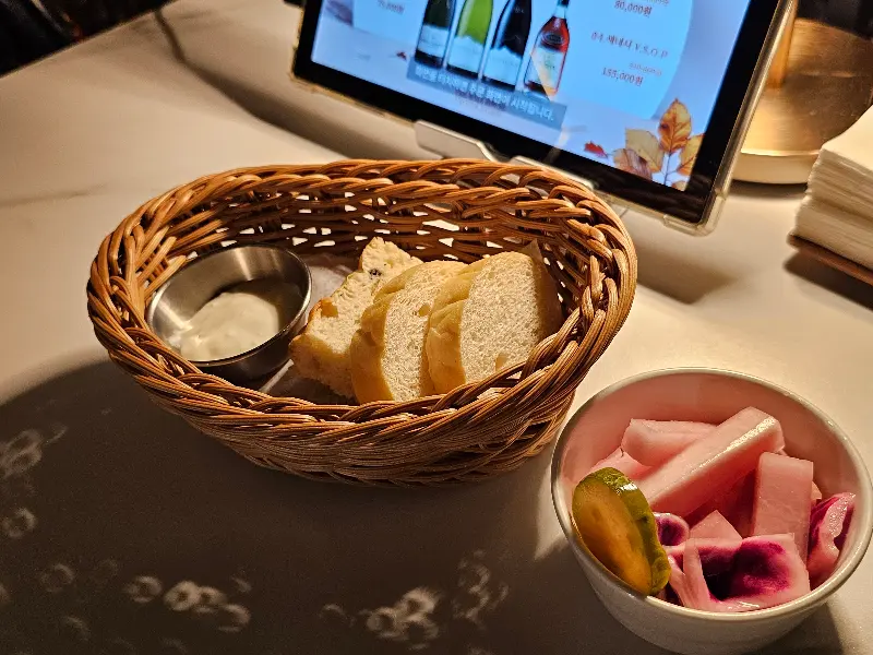 식전빵과 곁들여 나오는 피클