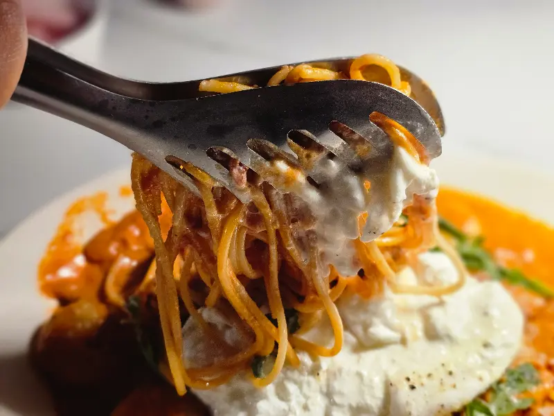 로제 파스타를 들어올리는 모습