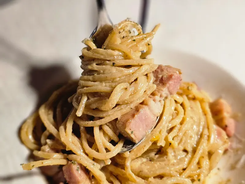 포크에 돌돌 말린 까르보나라 파스타