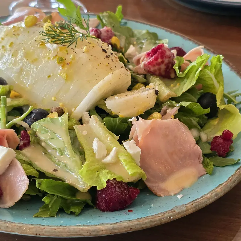 신선한 재료가 듬뿍 들어간 샐러드