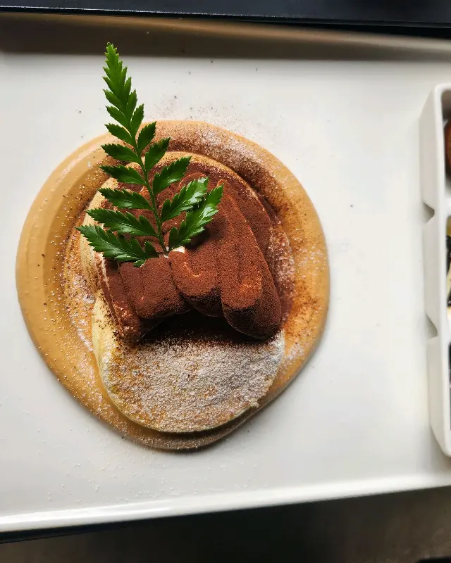 티라미수 수플레 팬케이크의 클로즈업 샷