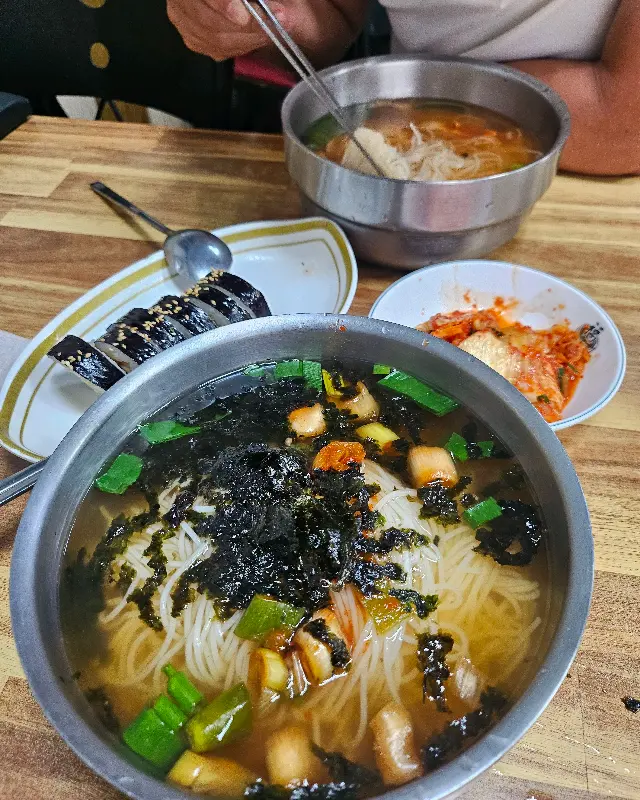 멸치국수와 김밥, 김치