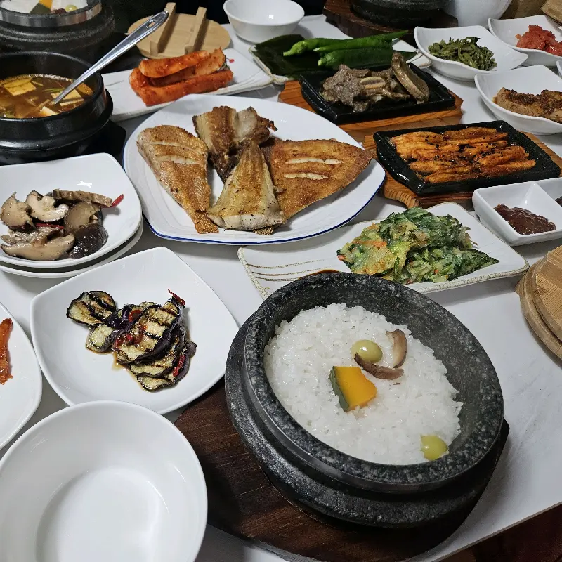영양돌솥밥과 반찬