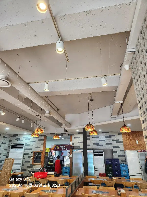 넓은 매장 내부