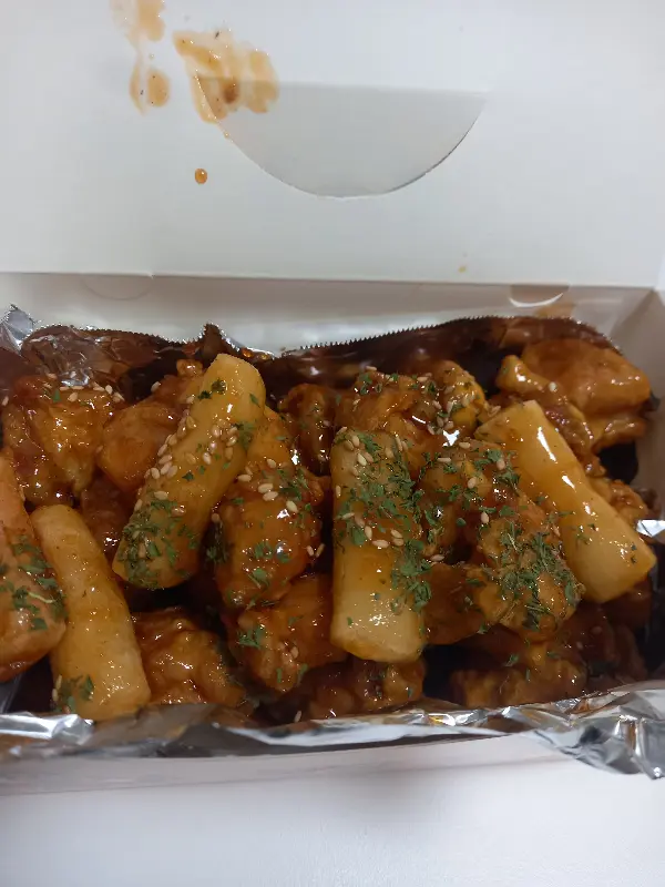 윤기가 흐르는 닭강정