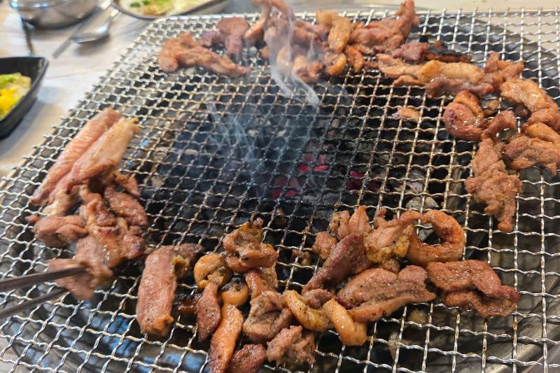 숯불 위에서 익어가는 오리고기