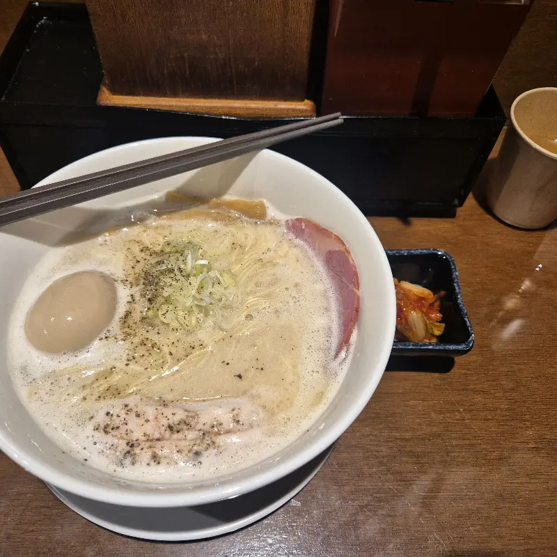 정갈하게 담겨 나오는 토리파이탄 라멘