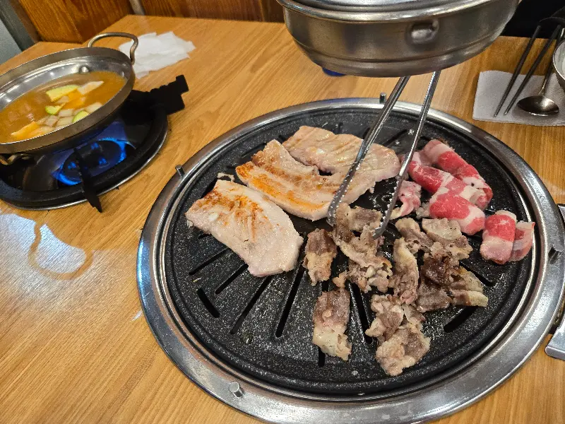 삼겹살과 우삼겹, 그리고 된장찌개의 조화