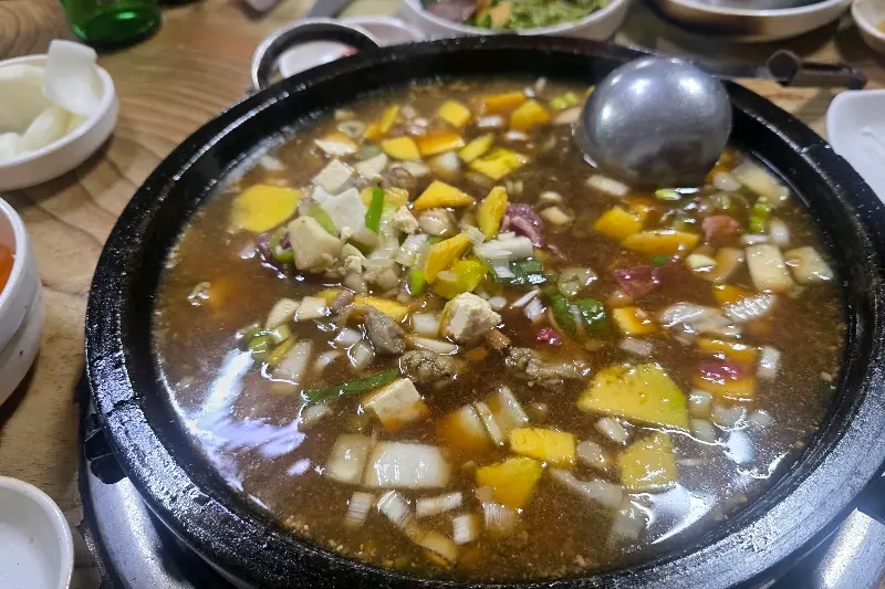 다양한 재료가 듬뿍 들어간 된장찌개