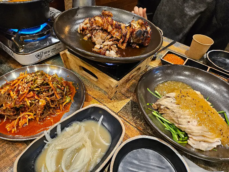 푸짐한 한 상, 족발과 곁들임 메뉴들의 향연