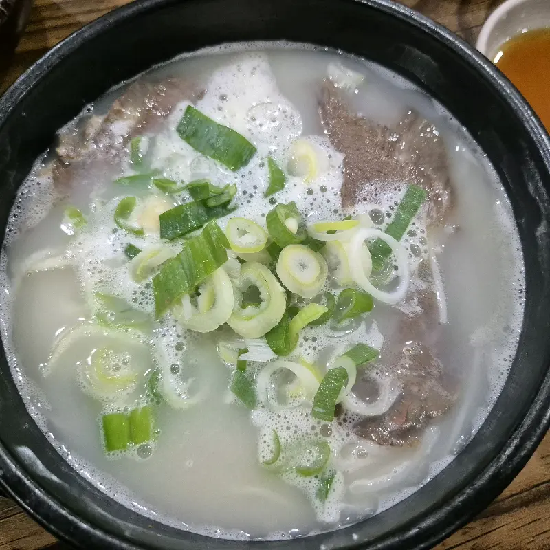 파가 듬뿍 올려진 설렁탕