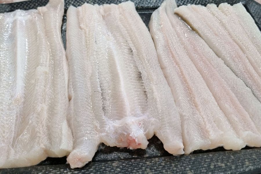 숯불 위에서 익어가는 큼지막한 장어