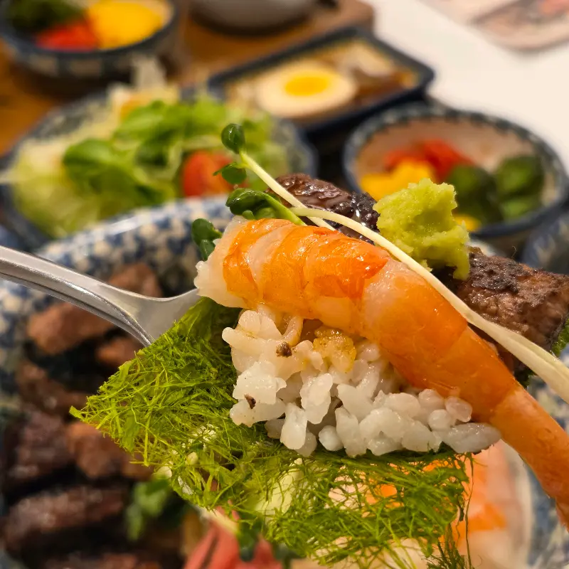 단새우와 스테이크, 밥의 조화가 인상적인 덮밥 사진