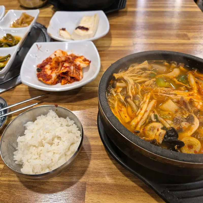 깔끔하게 차려진 밑반찬과 버섯전골