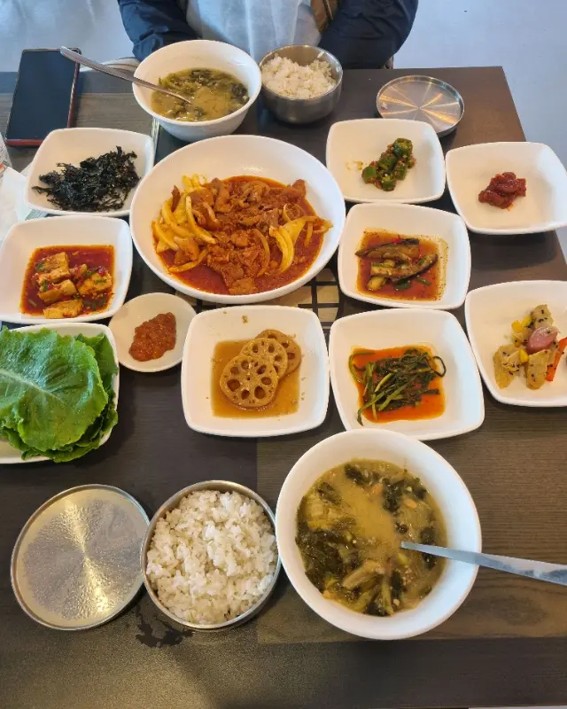 정갈하게 차려진 한 상