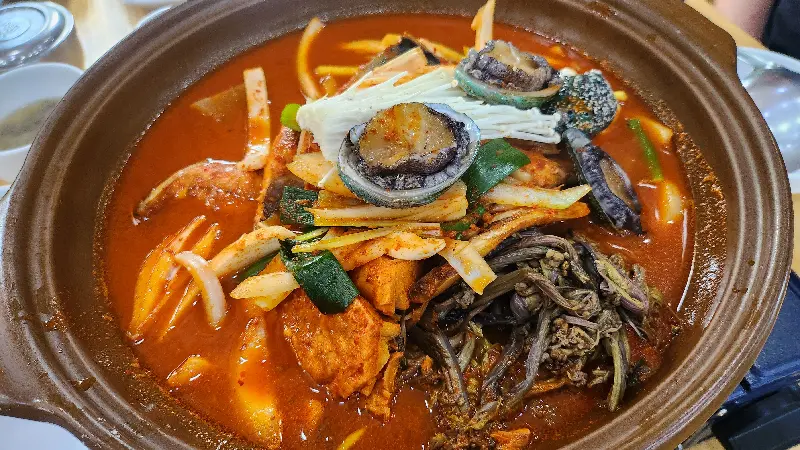 푸짐한 해물과 야채가 들어간 갈치조림