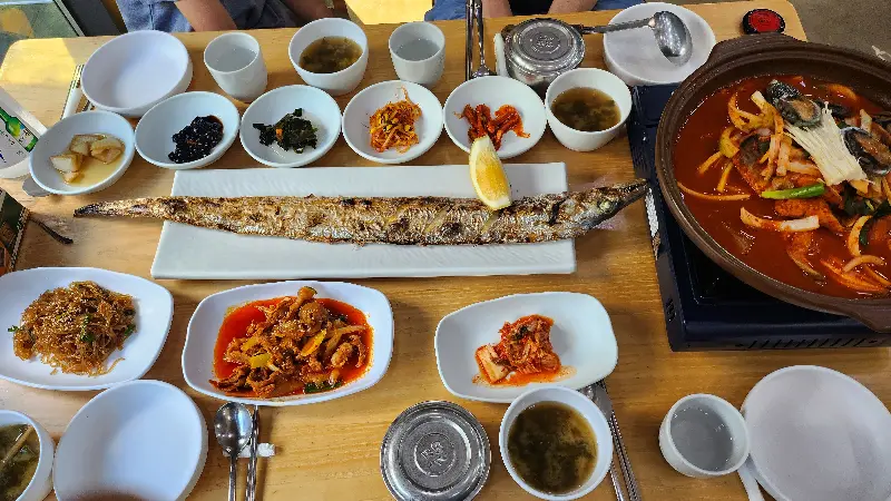 통갈치구이와 다양한 밑반찬이 푸짐하게 차려진 상차림