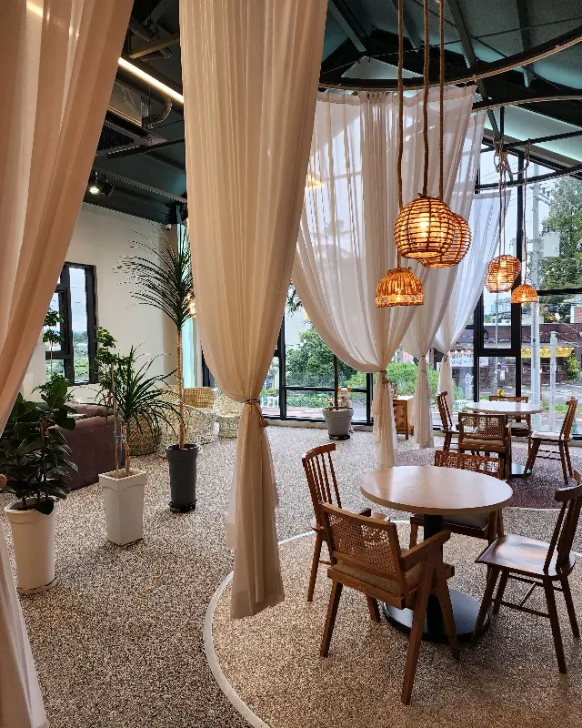 카페 내부 인테리어