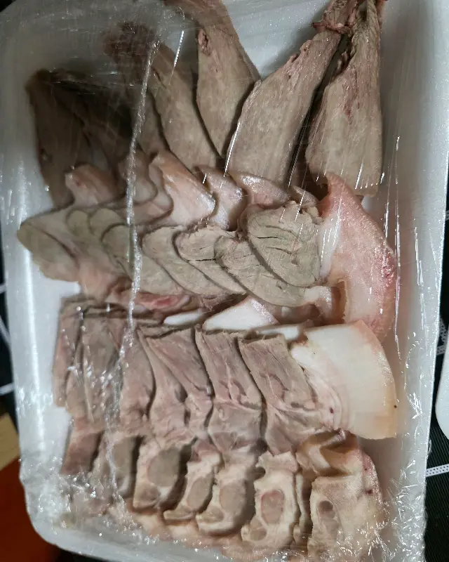 푸짐하게 포장된 머릿고기