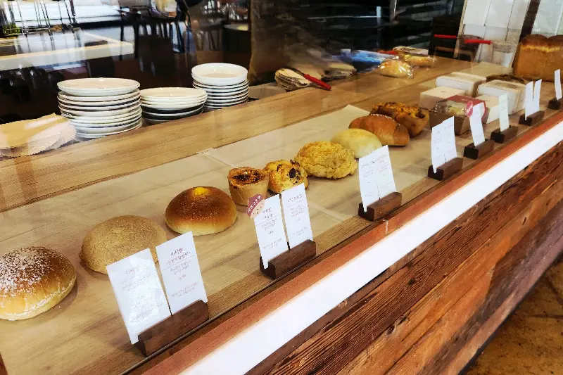 다양한 빵들이 진열된 쇼케이스