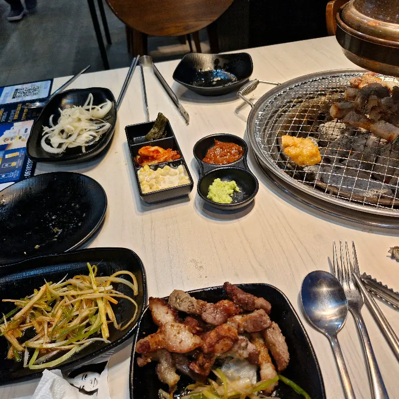 테이블 가득 차려진 맛있는 음식들