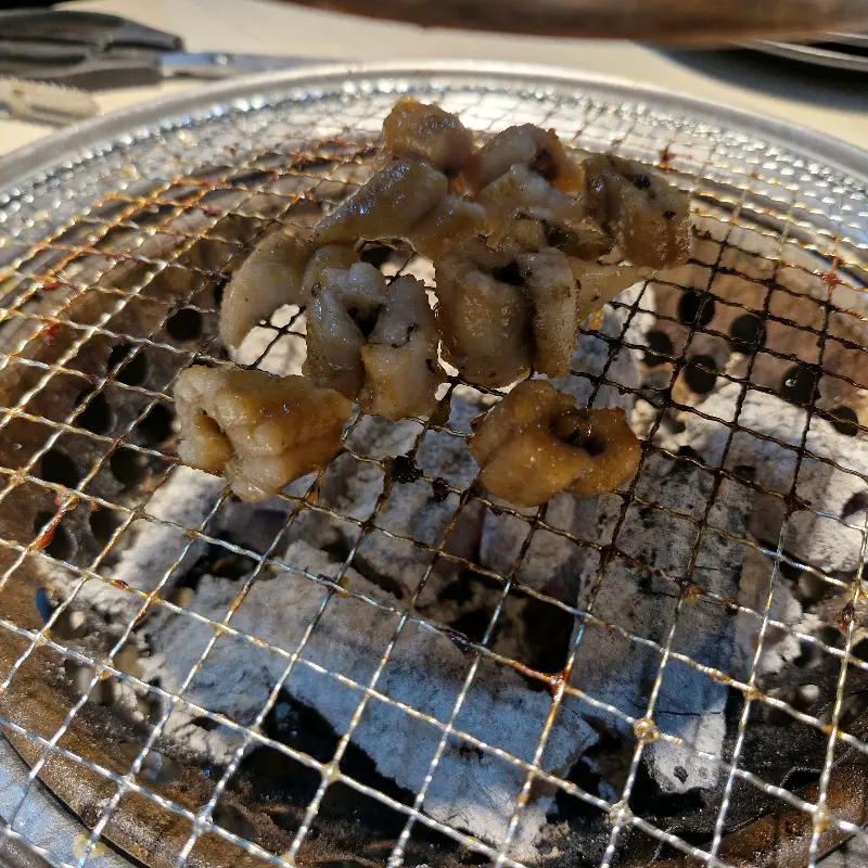 숯불 위에 구워진 껍데기