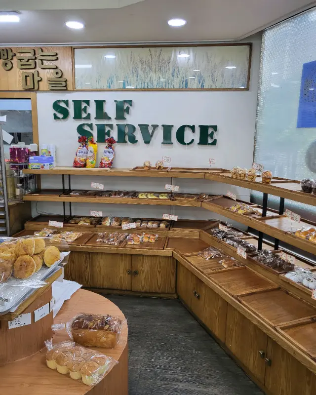 다양한 빵들이 진열된 모습