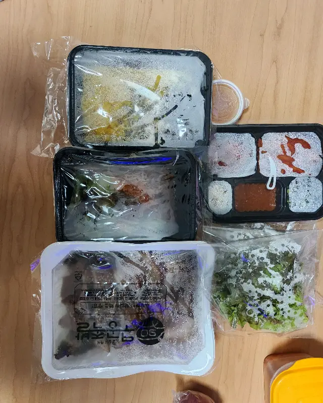 푸짐하게 포장된 족발 세트