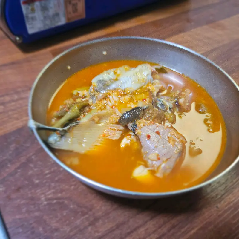 보글보글 끓고 있는 메기매운탕