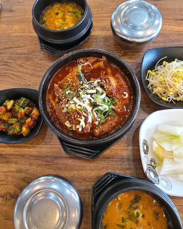 점심시간에 방문하여 맛있는 식사를 즐기는 사람들