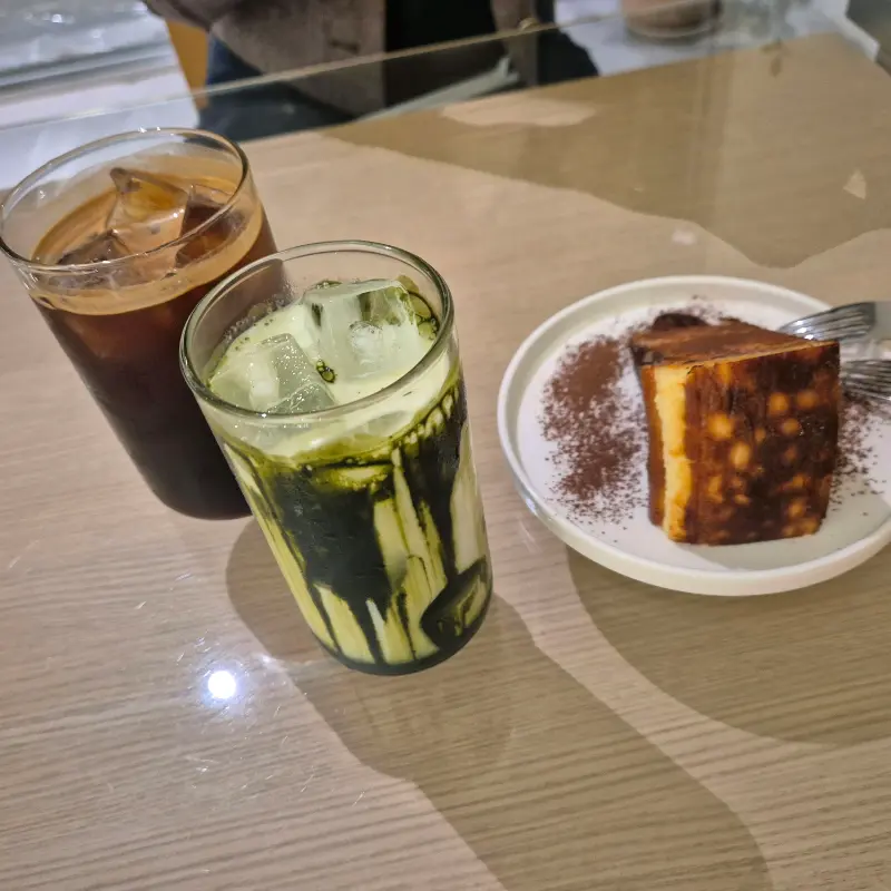 말차 디저트와 커피