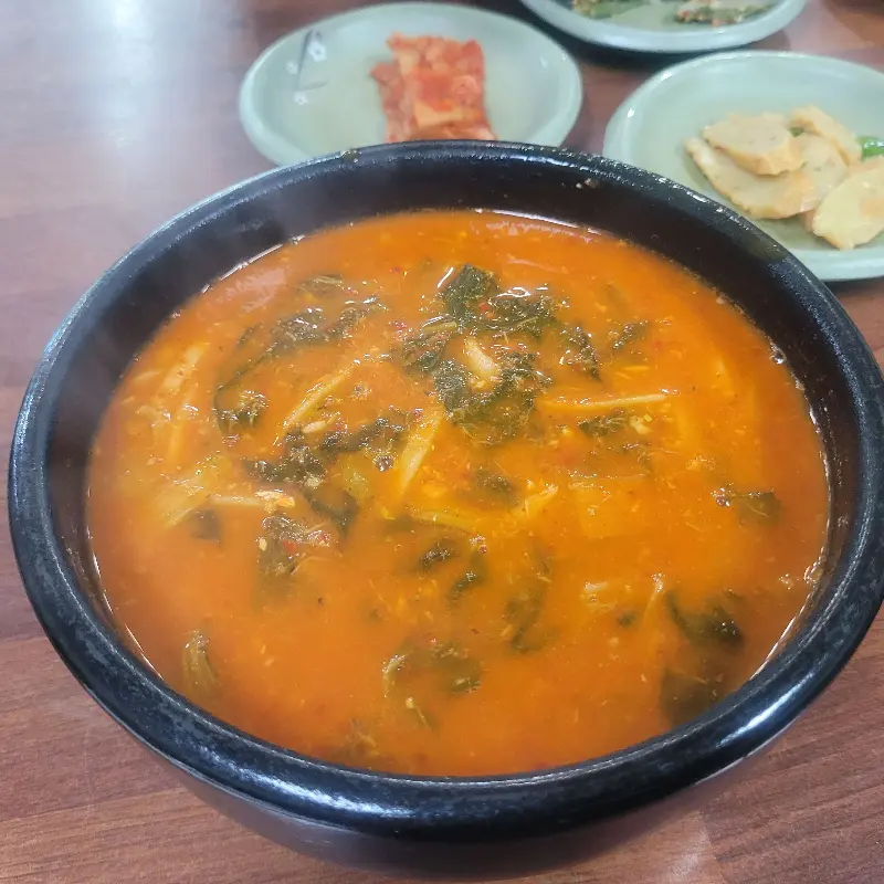 어탕국수 전체샷. 푸짐한 양이 인상적이다.